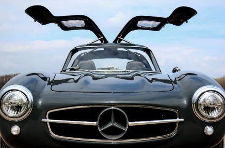 Este Mercedes-Benz 300SL "Alas de gaviota" es en realidad un Mercedes SLK... y está a la venta