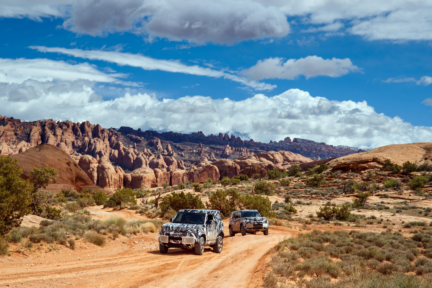 Oficial: Land Rover nos enseña el nuevo Defender en su hábitat natural, lo veremos este año