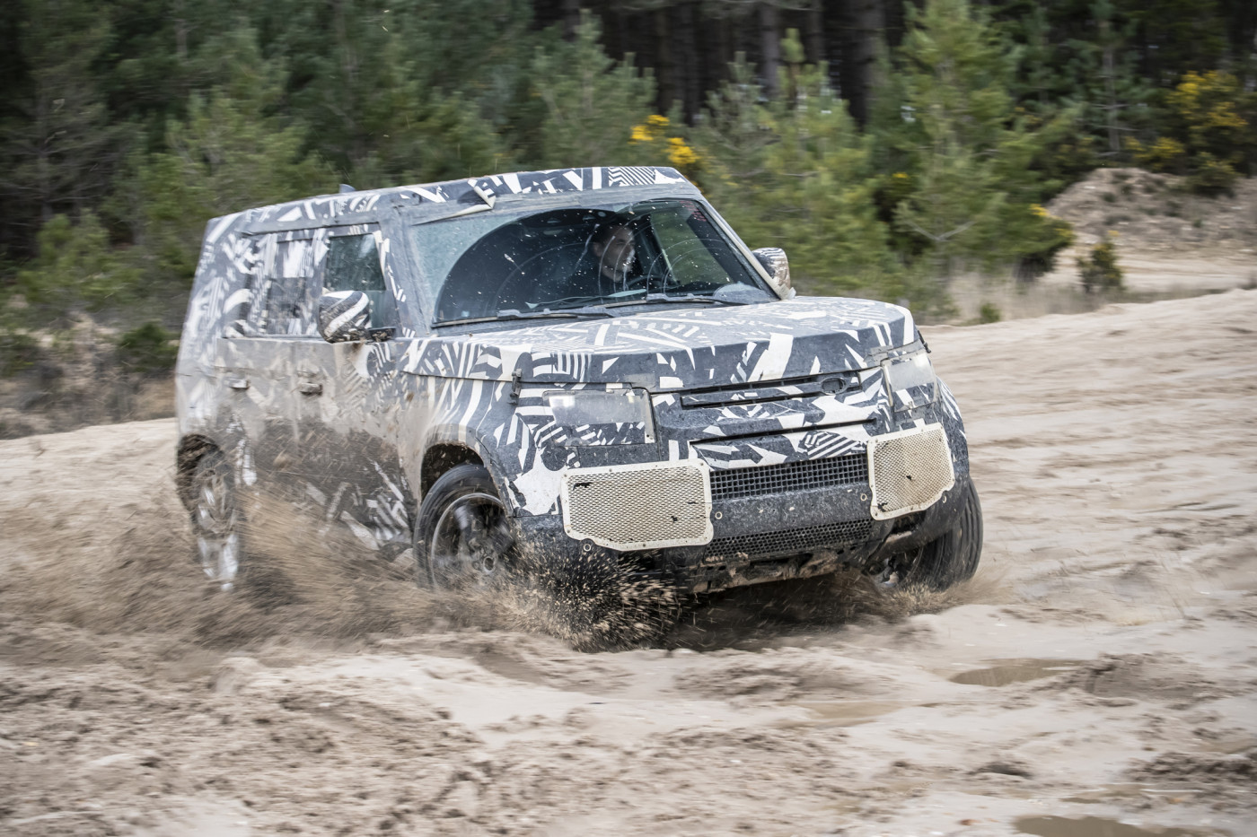 Oficial: Land Rover nos enseña el nuevo Defender en su hábitat natural, lo veremos este año