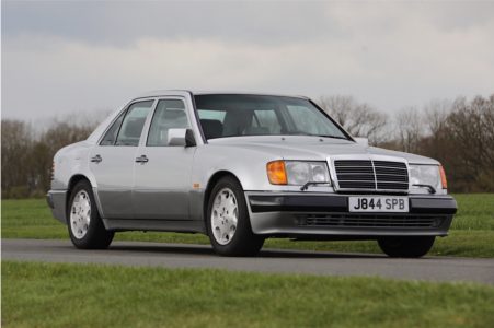 ¿Quieres hacerte con el Mercedes 500 E de Rowan Atkinson? Ahora sale a subasta y puede ser tuyo