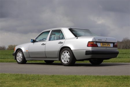 ¿Quieres hacerte con el Mercedes 500 E de Rowan Atkinson? Ahora sale a subasta y puede ser tuyo