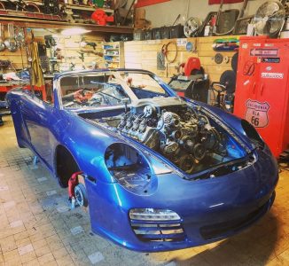 Un taller francés está construyendo un Porsche 911 con motor V8 HEMI delantero