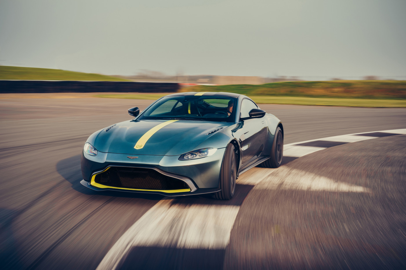 Aston Martin Vantage AMR: rápido, potente y con cambio manual, una oda al pasado