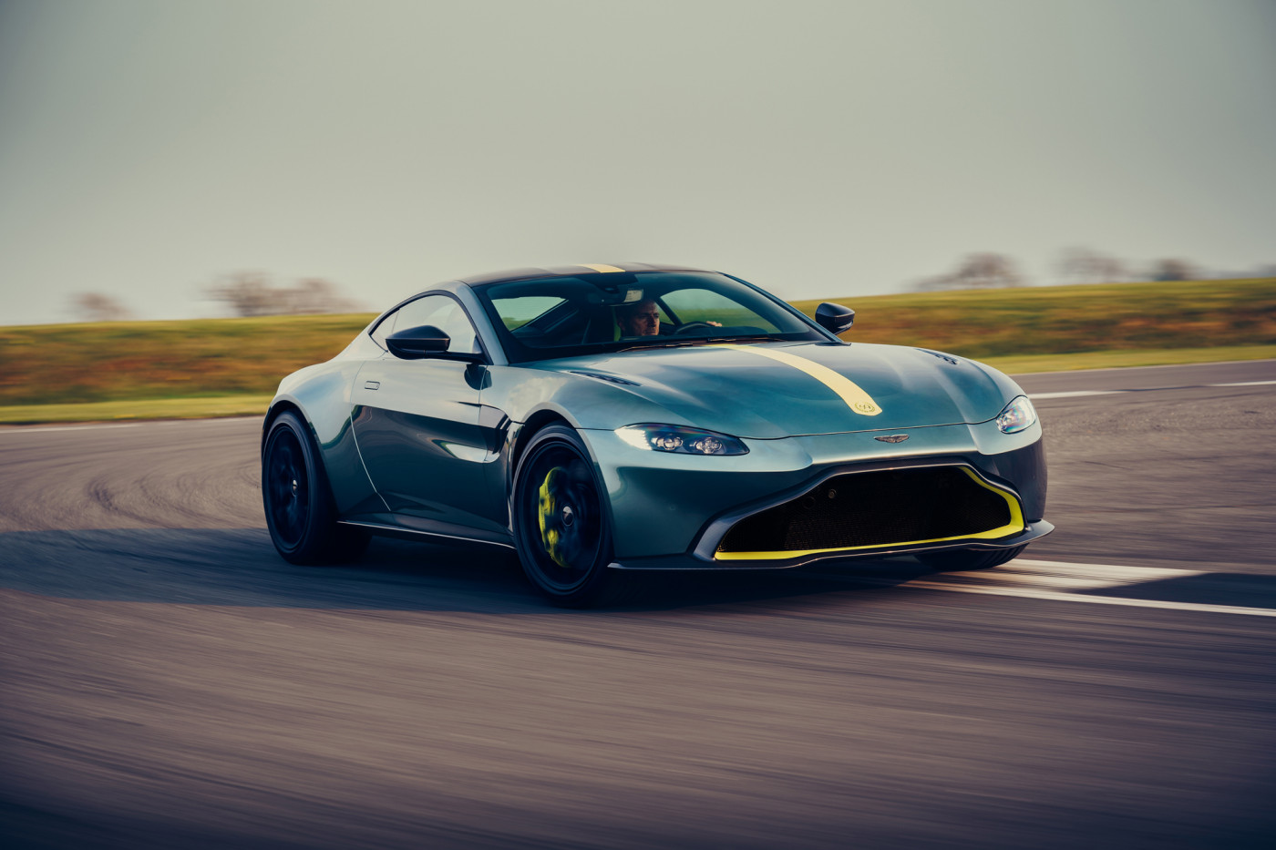Aston Martin Vantage AMR: rápido, potente y con cambio manual, una oda al pasado