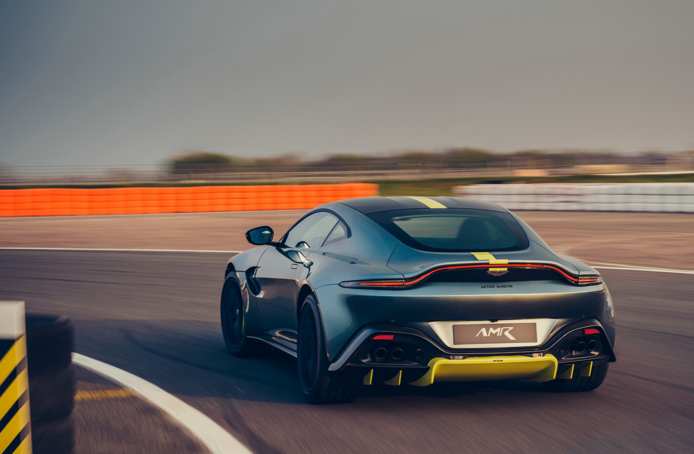 Aston Martin Vantage AMR: rápido, potente y con cambio manual, una oda al pasado