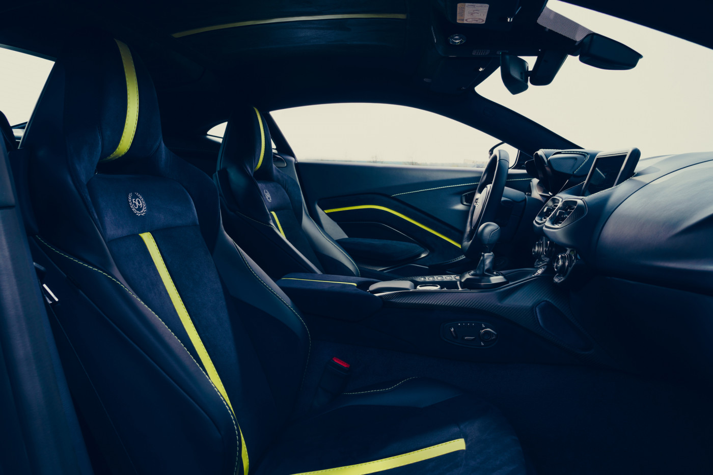 Aston Martin Vantage AMR: rápido, potente y con cambio manual, una oda al pasado