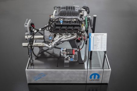Convierte tu coche en un cohete: MOPAR pone a la venta el V8 426 HEMI Hellephant, con 1.014 CV
