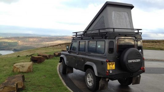 Este Land Rover Defender camperizado te permitirá ir y dormir donde tú quieras