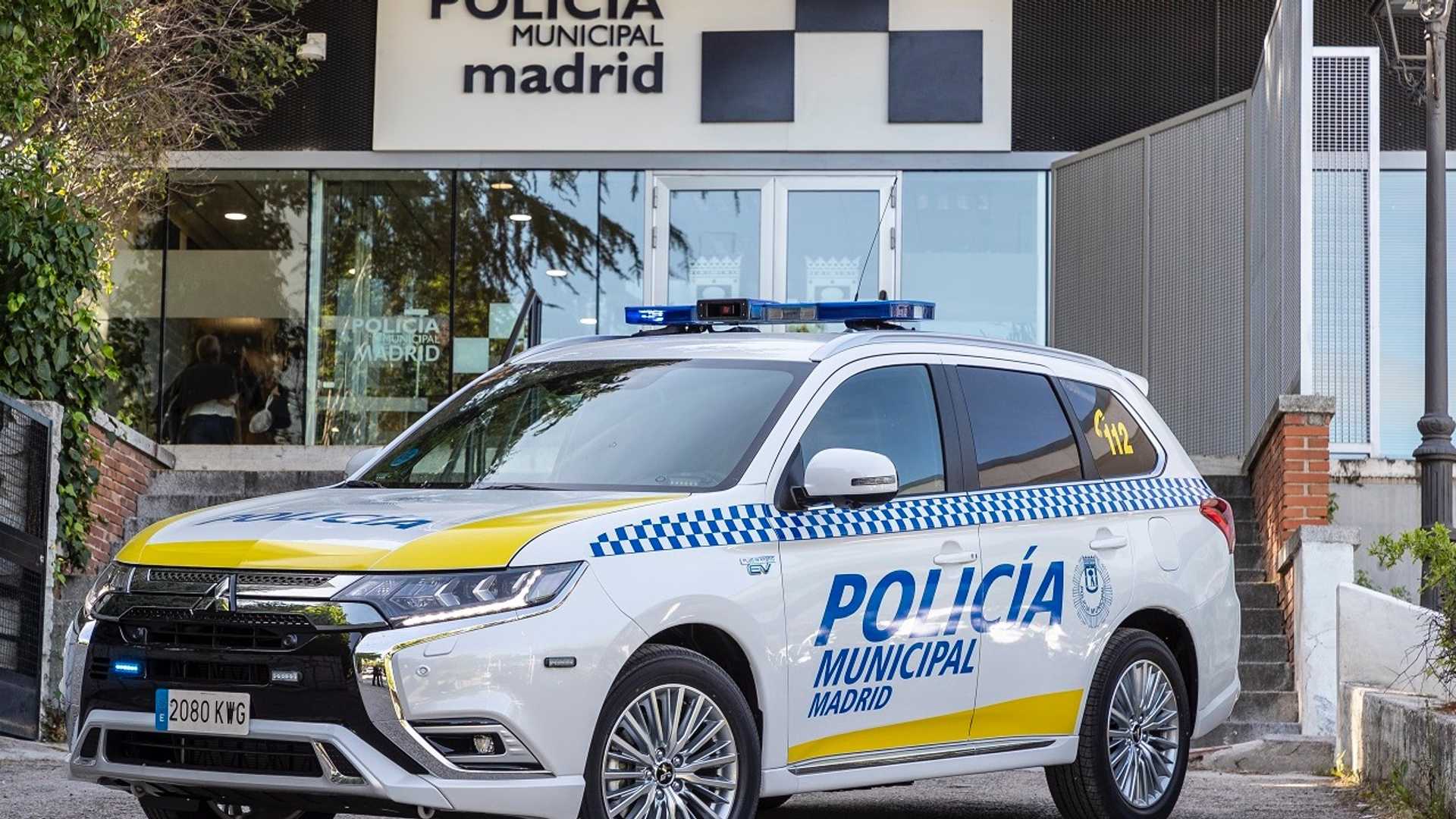 La policía de Madrid se vuelve híbrida: 23 Mitsubishi Outlander PHEV y 50 Toyota Prius+ se suman a la flota
