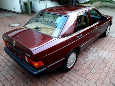 ¿Te gastarías 49.900 euros en un Mercedes-Benz 190 E 2.3 de 1986 casi a estrenar?