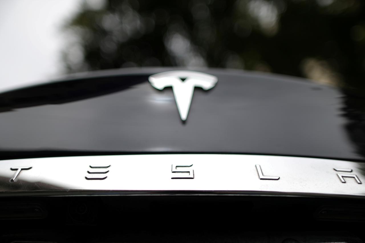 Tesla avisa de una escasez de minerales para fabricar baterías de coches eléctricos: ¿Cómo se presenta el futuro?