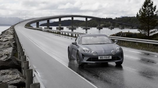 El Alpine A110S ya es oficial: 40 CV adicionales y suspensión más firme