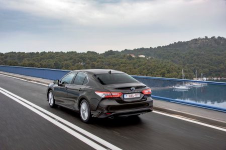 Toyota Camry Hybrid 2019: Sólo con motor híbrido y a partir de 32.300 euros