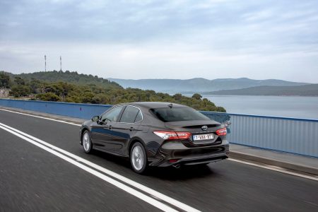 Toyota Camry Hybrid 2019: Sólo con motor híbrido y a partir de 32.300 euros