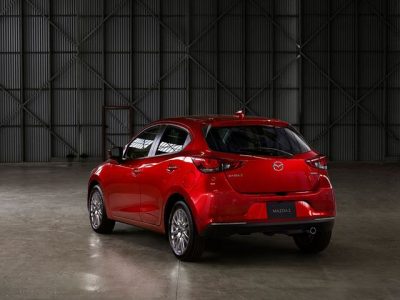 El Mazda2 se actualiza con más equipamiento y estética renovada