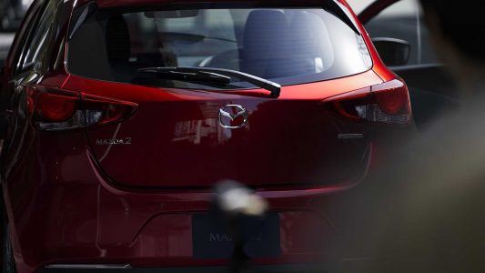 El Mazda2 se actualiza con más equipamiento y estética renovada