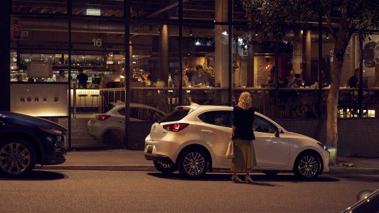 El Mazda2 se actualiza con más equipamiento y estética renovada