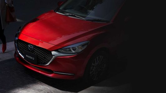 El Mazda2 se actualiza con más equipamiento y estética renovada