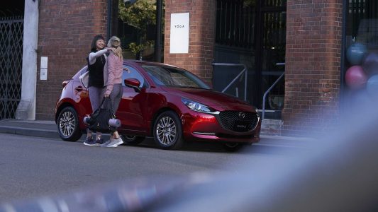 El Mazda2 se actualiza con más equipamiento y estética renovada