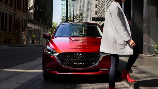 El Mazda2 se actualiza con más equipamiento y estética renovada