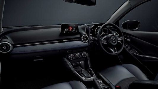 El Mazda2 se actualiza con más equipamiento y estética renovada