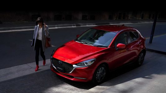 El Mazda2 se actualiza con más equipamiento y estética renovada