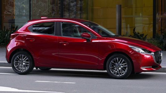 El Mazda2 se actualiza con más equipamiento y estética renovada