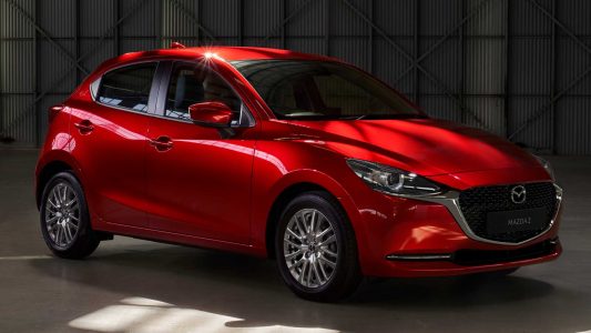 El Mazda2 se actualiza con más equipamiento y estética renovada