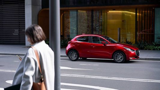 El Mazda2 se actualiza con más equipamiento y estética renovada