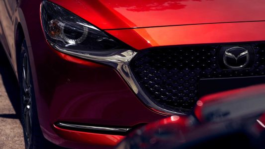 El Mazda2 se actualiza con más equipamiento y estética renovada
