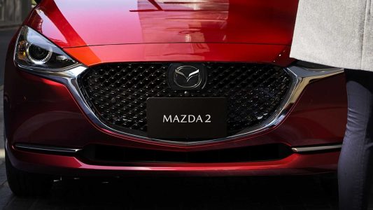 El Mazda2 se actualiza con más equipamiento y estética renovada