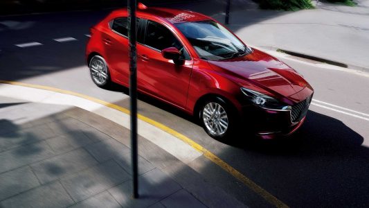 El Mazda2 se actualiza con más equipamiento y estética renovada