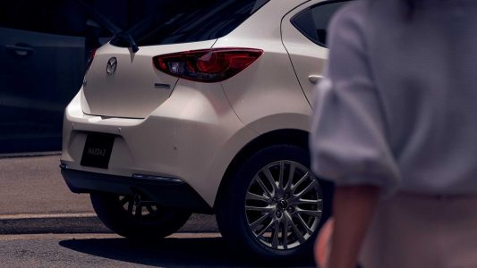 El Mazda2 se actualiza con más equipamiento y estética renovada