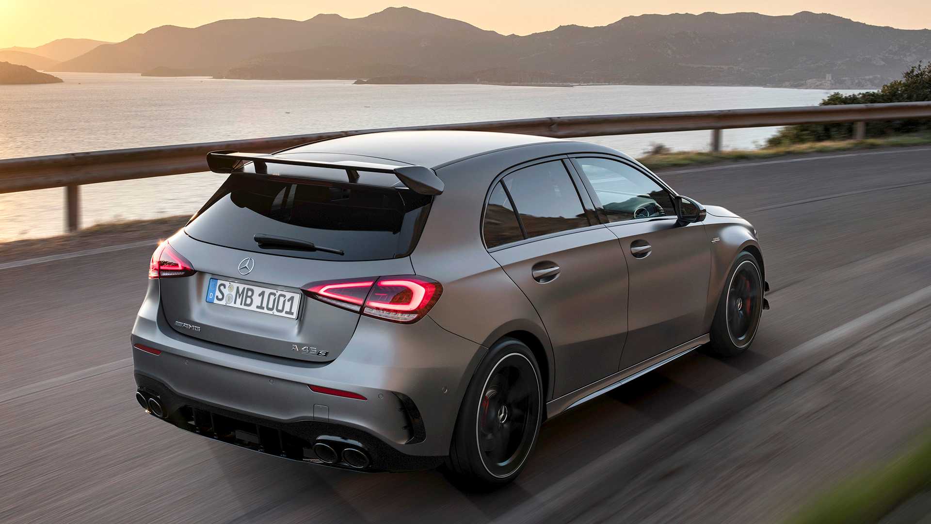 Oficial: nuevos Mercedes AMG A 45 S y CLA 45 S