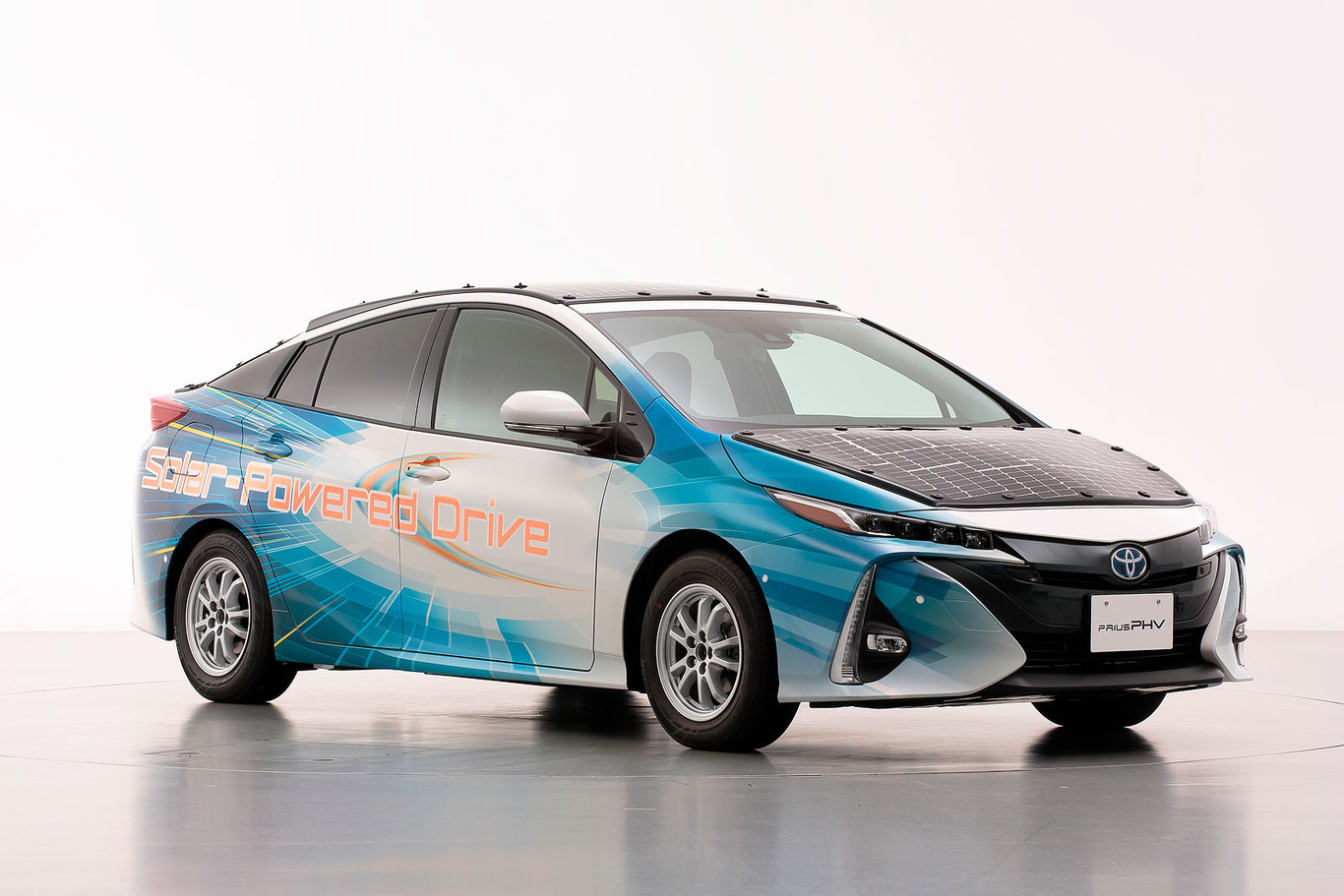 Toyota ha desarrollado un Prius PHEV que recarga las baterías en marcha con paneles solares