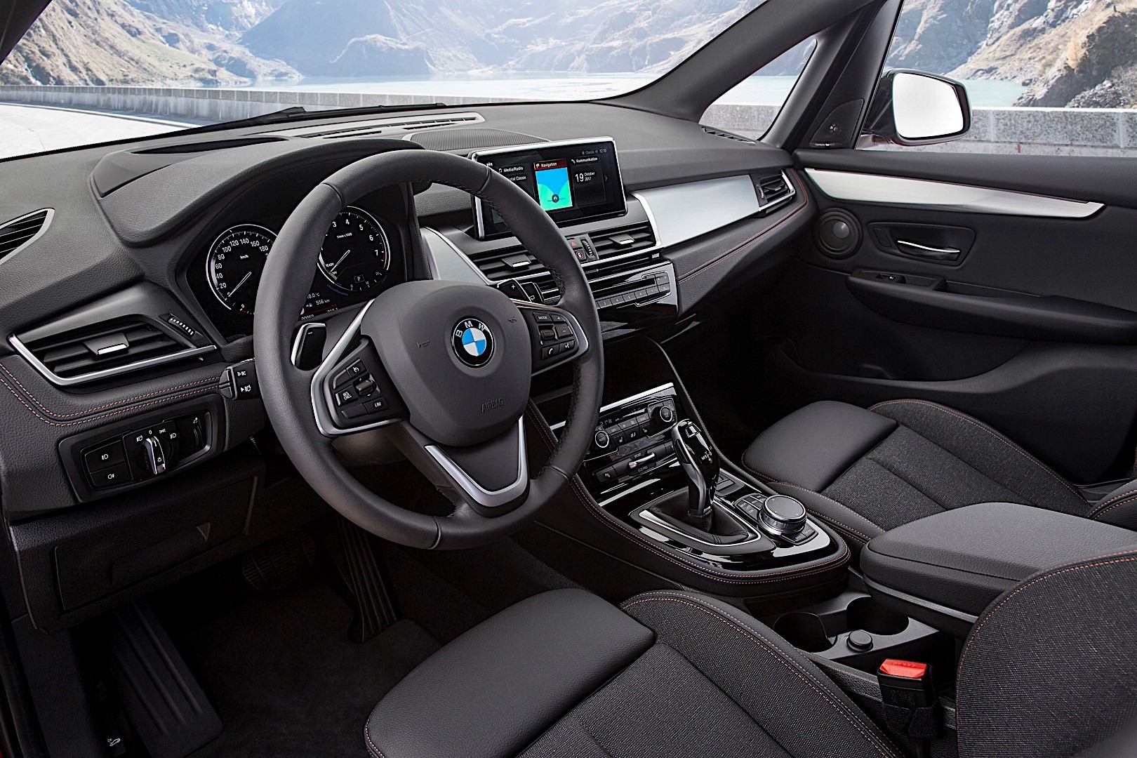 El BMW 225xe Active Tourer también mejora su autonomía: 57 km en modo 100% eléctrico