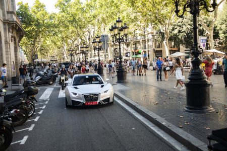 El Hispano-Suiza Carmen de 1,5 millones de euros se da una vuelta por las calles de Barcelona