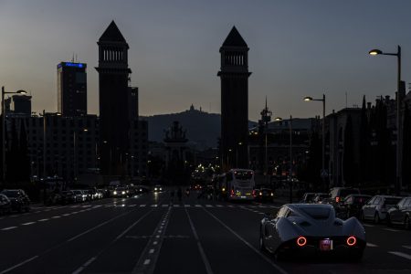 El Hispano-Suiza Carmen de 1,5 millones de euros se da una vuelta por las calles de Barcelona