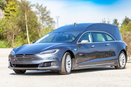 Existe una unidad fúnebre del Tesla Model S y puede ser tuya por cerca de 180.000 euros