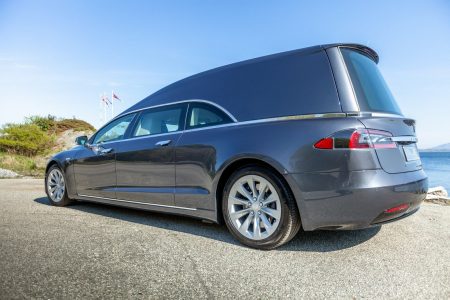 Existe una unidad fúnebre del Tesla Model S y puede ser tuya por cerca de 180.000 euros