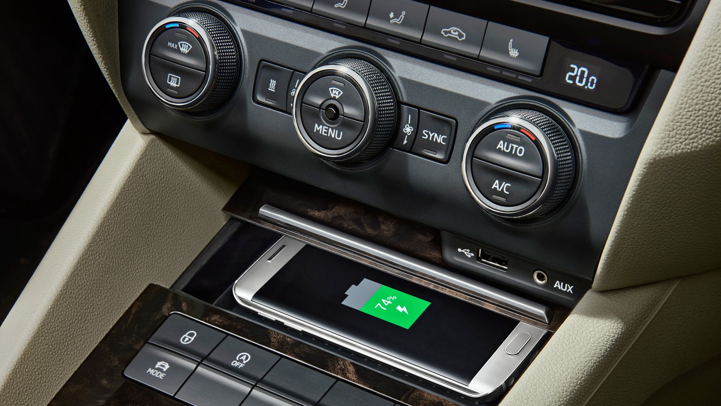 Los Skoda Kamiq y Scala reciben Apple CarPlay y Android Auto sin cables