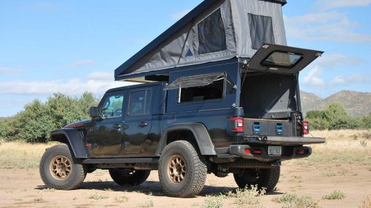 El Jeep Gladiator con preparación camper te permitirá pernoctar allá donde otros no llegan