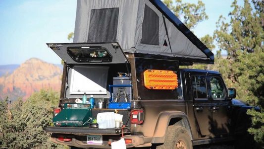 El Jeep Gladiator con preparación camper te permitirá pernoctar allá donde otros no llegan