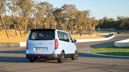 Hyundai iMax N Drift Bus: La furgoneta con 407 CV y propulsión trasera