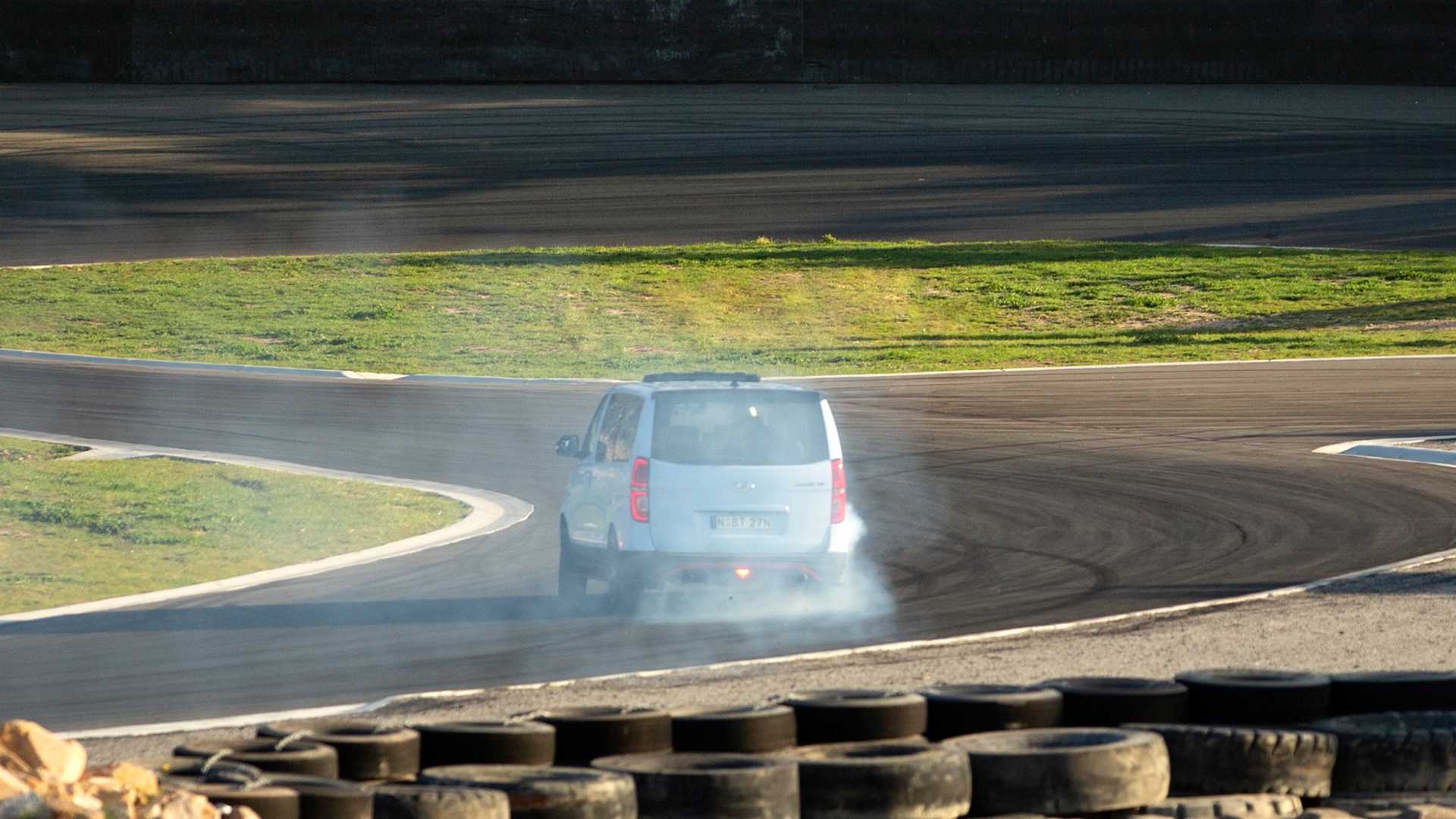 Hyundai iMax N Drift Bus: La furgoneta con 407 CV y propulsión trasera