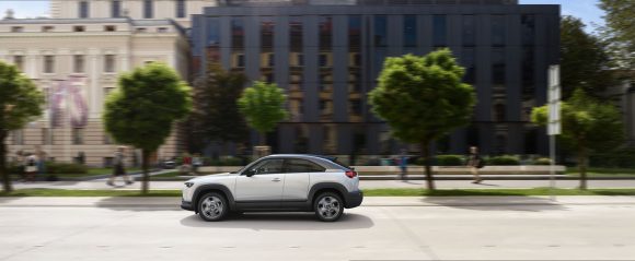 Mazda MX-30: El primer eléctrico de la compañía tiene 200 km de autonomía puertas traseras de apertura contraria