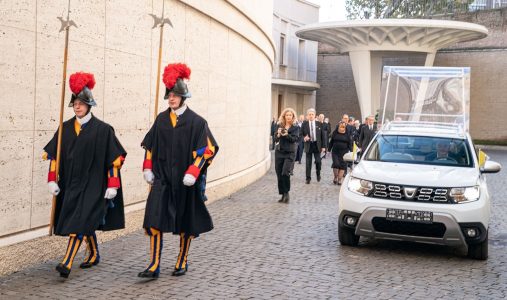 Dacia Duster 4x4: El nuevo Papamóvil, así es el coche del Papa Francisco