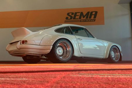 Este E-RWB es un Porsche 911 que esconde un motor eléctrico de Tesla con 570 CV