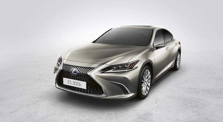 El Lexus ES 300h también se suma a la moda de los retrovisores digitales