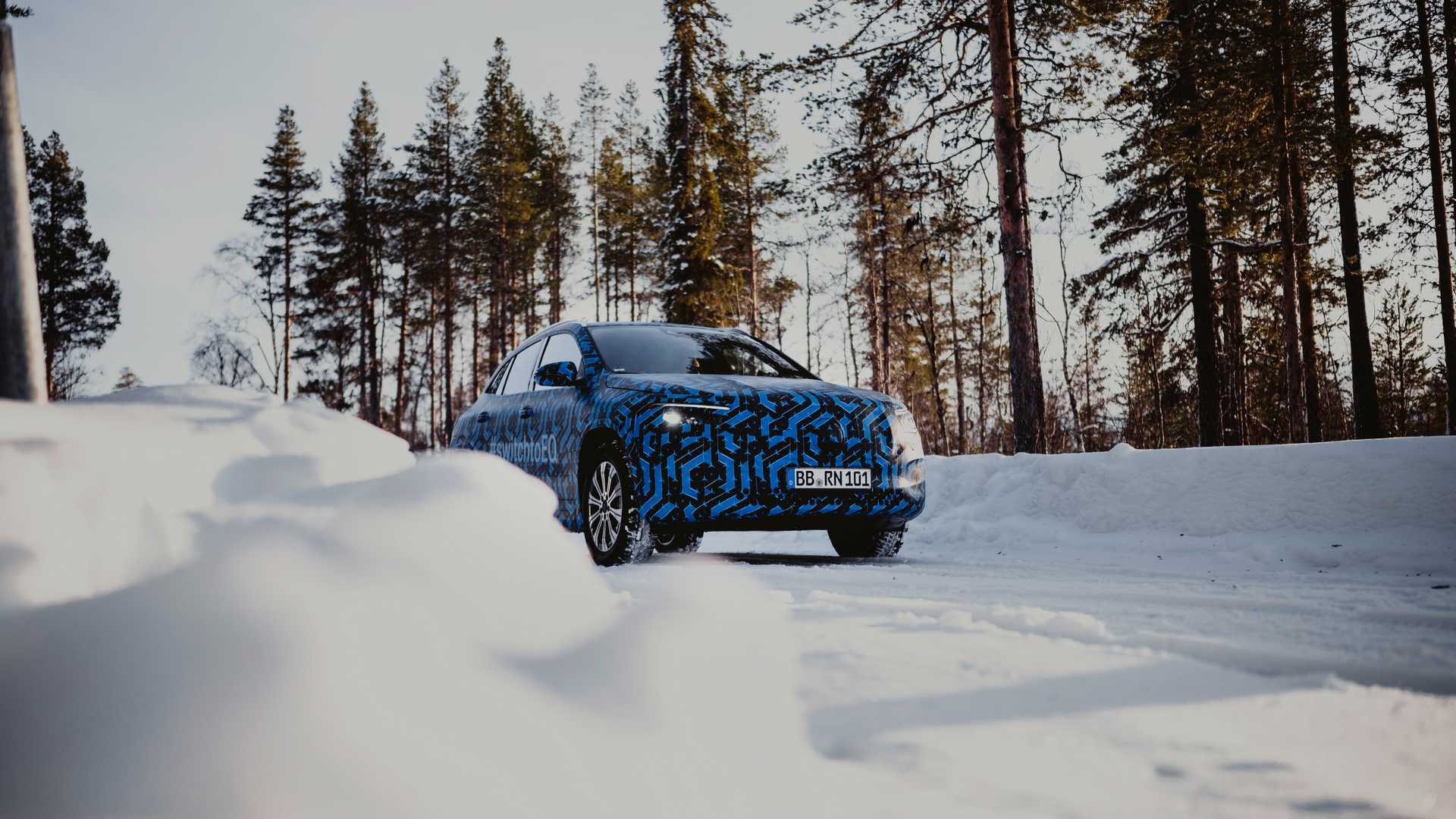 Primer vistazo al nuevo Mercedes EQA: así se mueve en la nieve